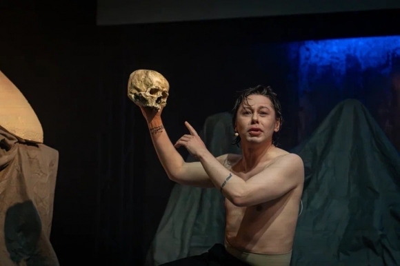 Минута отдыха «Гамлет» в зеркале цифрового мира: Андрей Черкасов о смелом переосмыслении Шекспира театром «Кашемир» Культура 