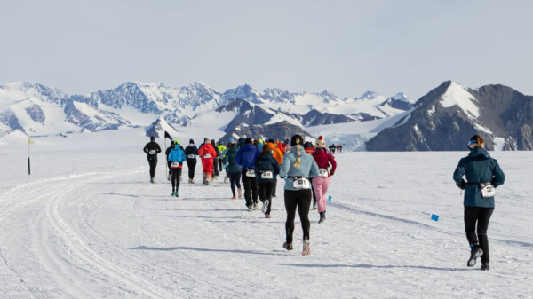 Минута отдыха Россиянин выиграл уникальные соревнования с сумасшедшим преимуществом. И финишировал с флагом! Спорт 