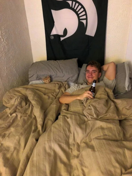 Минута отдыха Забавные снимки питомцев, которые захватили кровати своих хозяев Животные 