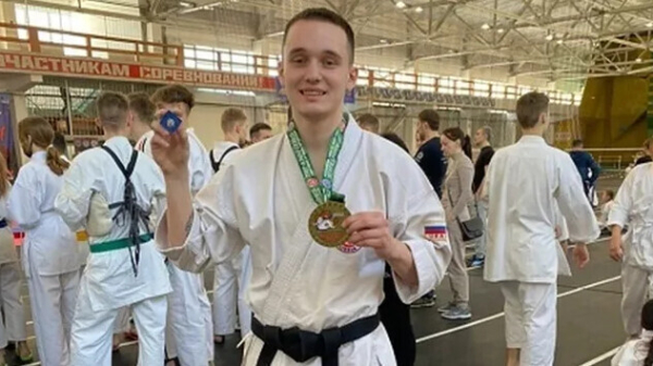 Минута отдыха Заткнули рот и тащили к гаражам. Российский чемпион спас девушку от четырех отморозков Спорт 