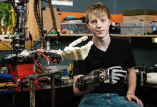 Минута отдыха Школьник в 14 лет начал собирать протезы рук. И устроился на работу в NASA Дети 