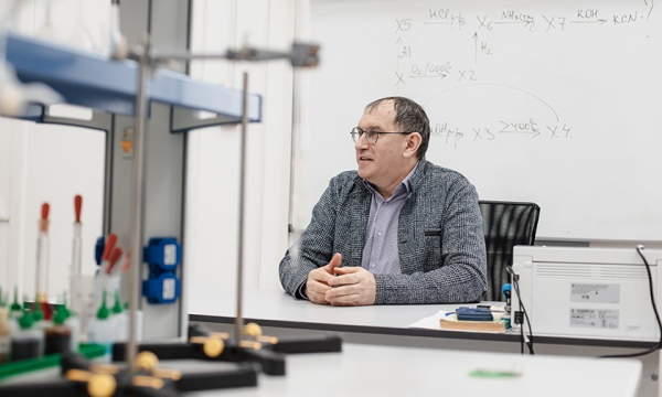 Минута отдыха Среди его учеников — 50 призеров и победителей Всероса. Учитель химии Сергей Яшкин Дети Минута отдыха Среди его учеников — 50 призеров и победителей Всероса. Учитель химии Сергей Яшкин Дети