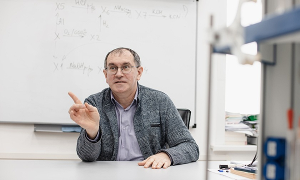 Минута отдыха Среди его учеников — 50 призеров и победителей Всероса. Учитель химии Сергей Яшкин Дети Минута отдыха Среди его учеников — 50 призеров и победителей Всероса. Учитель химии Сергей Яшкин Дети