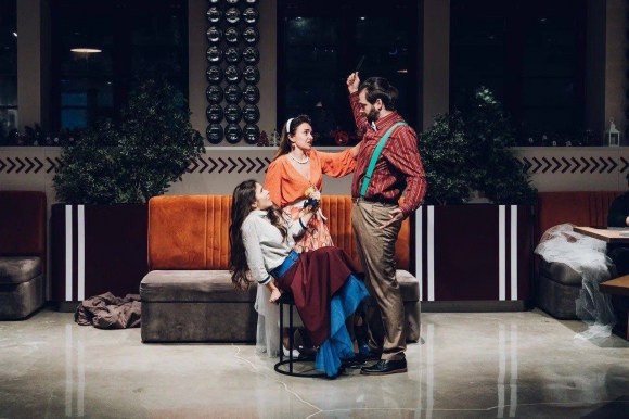 Минута отдыха «YAteatr» Ярославы Славской представит премьеру иммерсивного спектакля «Шикарная свадьба» Культура 