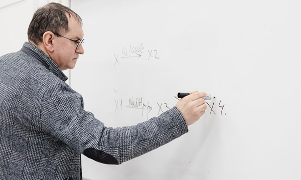 Минута отдыха Среди его учеников — 50 призеров и победителей Всероса. Учитель химии Сергей Яшкин Дети Минута отдыха Среди его учеников — 50 призеров и победителей Всероса. Учитель химии Сергей Яшкин Дети