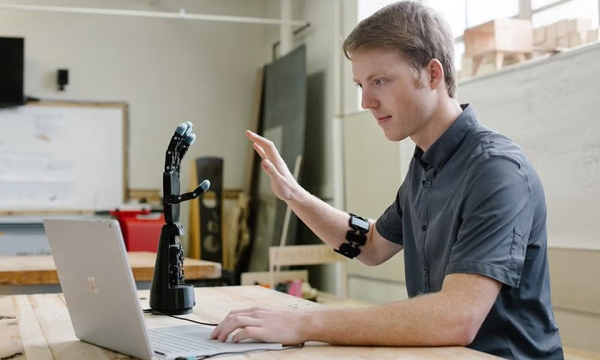 Минута отдыха Школьник в 14 лет начал собирать протезы рук. И устроился на работу в NASA Дети 