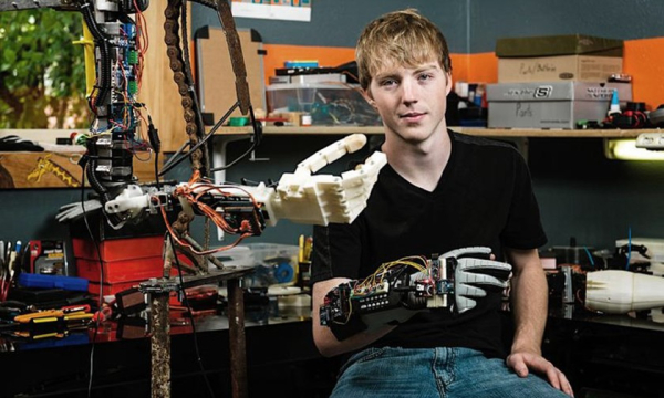 Минута отдыха Школьник в 14 лет начал собирать протезы рук. И устроился на работу в NASA Дети 