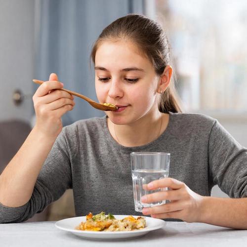 Минута отдыха Диетолог назвала случаи, когда воду во время еды употреблять необходимо Общество Минута отдыха Диетолог назвала случаи, когда воду во время еды употреблять необходимо Общество