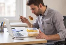 Минута отдыха Всё больше россиян приносят в офис еду из дома в контейнерах Общество 