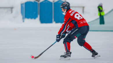 Минута отдыха Игрок «Старта» Филатов повредил бедренную артерию в матче чемпионата России по хоккею с мячом Спорт 