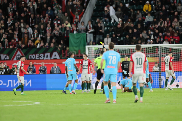 Минута отдыха Жуткий косяк судьи в важнейшем матче РПЛ. Но «Локомотив» даже так не выиграл Спорт 