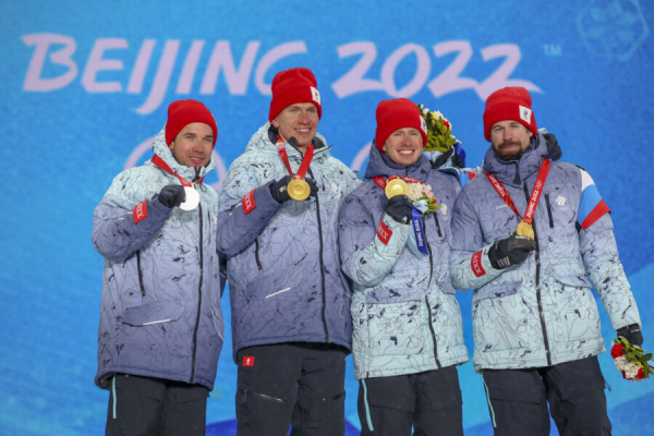 Минута отдыха Большунову простили нарушение правил. Скандальный финал чемпионата России Спорт 