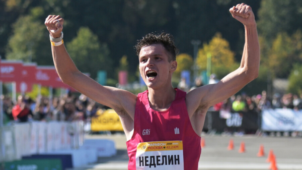 Минута отдыха «Этот русский творит историю». Наш бегун порвал старинный рекорд в центре Европы! Спорт 