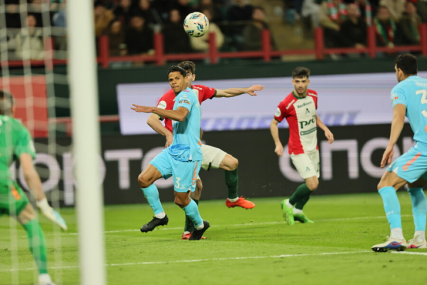 Минута отдыха Жуткий косяк судьи в важнейшем матче РПЛ. Но «Локомотив» даже так не выиграл Спорт 