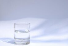 Минута отдыха Роспотребнадзор: пожилым в жару лучше выпивать по стакану воды каждые 1,5 часа Общество 