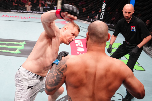 Минута отдыха Россиянин вырубил дерзкого бразильца на UFC! Справился за 39 секунд Спорт 