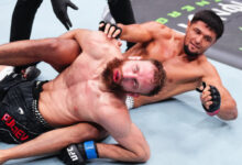 Минута отдыха Пуляев вышел на бой на турнире UFC в Баку с флагом РФ под песню «Матушка» под свист и уханье толпы Спорт 