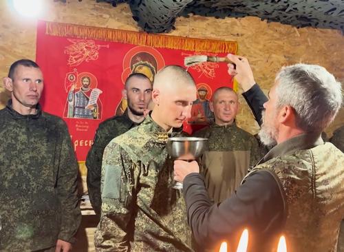 Минута отдыха Плечом к плечу в бою и в молитве: как военные священники благословляют морпехов «Центра» перед штурмом Армия Минута отдыха Плечом к плечу в бою и в молитве: как военные священники благословляют морпехов «Центра» перед штурмом Армия