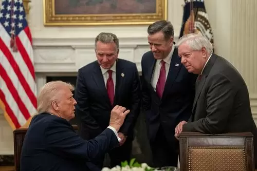Минута отдыха WSJ: Трамп хочет добиться от Грэма* смягчения законопроекта о санкциях против РФ Политика  